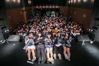 エンディングでの記念撮影の様子。（撮影：藤巻祐介）