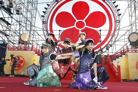 「水城・大野城築造 竈門神社創建1350年 九州国立博物館 開館10周年 日本遺産認定記念 ももクロ男祭り2015 in 太宰府」でのももいろクローバーZ。（Photo by HAJIME KAMIIISAKA+Z）