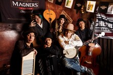 THE CHERRY COKE$。下段左から2番目がmutsumi（Accordion）。