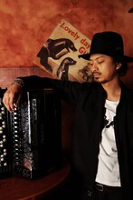 THE CHERRY COKE$に加入したmutsumi（Accordion）。