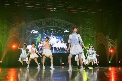 「ふわふわ時間」でコラボレーションするi☆RisとWake Up, Girls!。