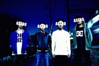 ASTRO。左からKATSUHIRO（Dr, Cho）、SHO（Vo, G）、KOHEI（Vo, B）、Shibataz（Vo, G）。
