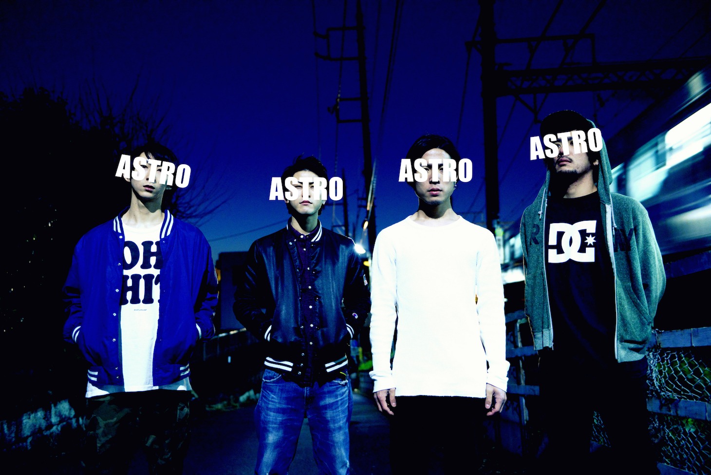 ASTRO。左からKATSUHIRO（Dr, Cho）、SHO（Vo, G）、KOHEI（Vo, B）、Shibataz（Vo, G）。