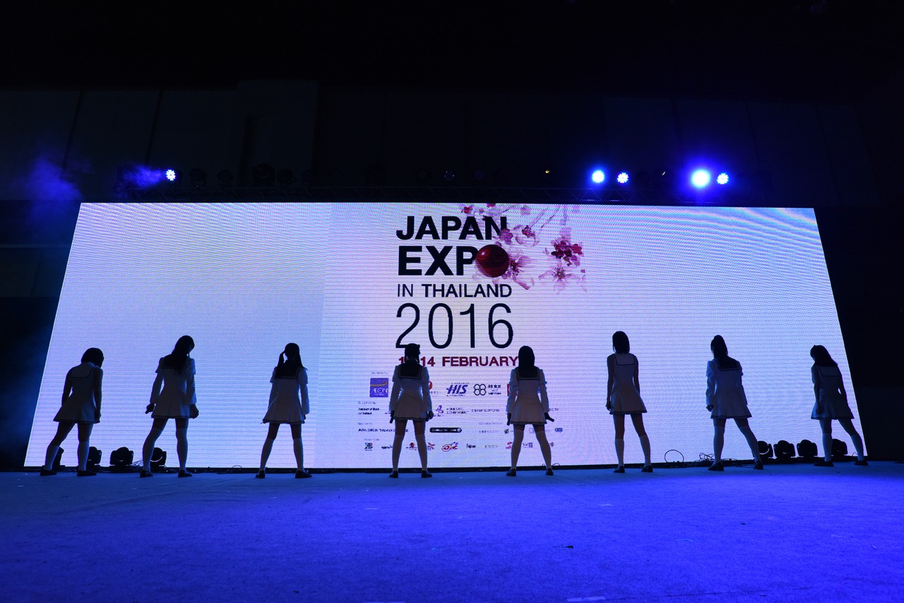 アイドルカレッジによるライブの様子。