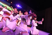 アイドルカレッジによるライブの様子。