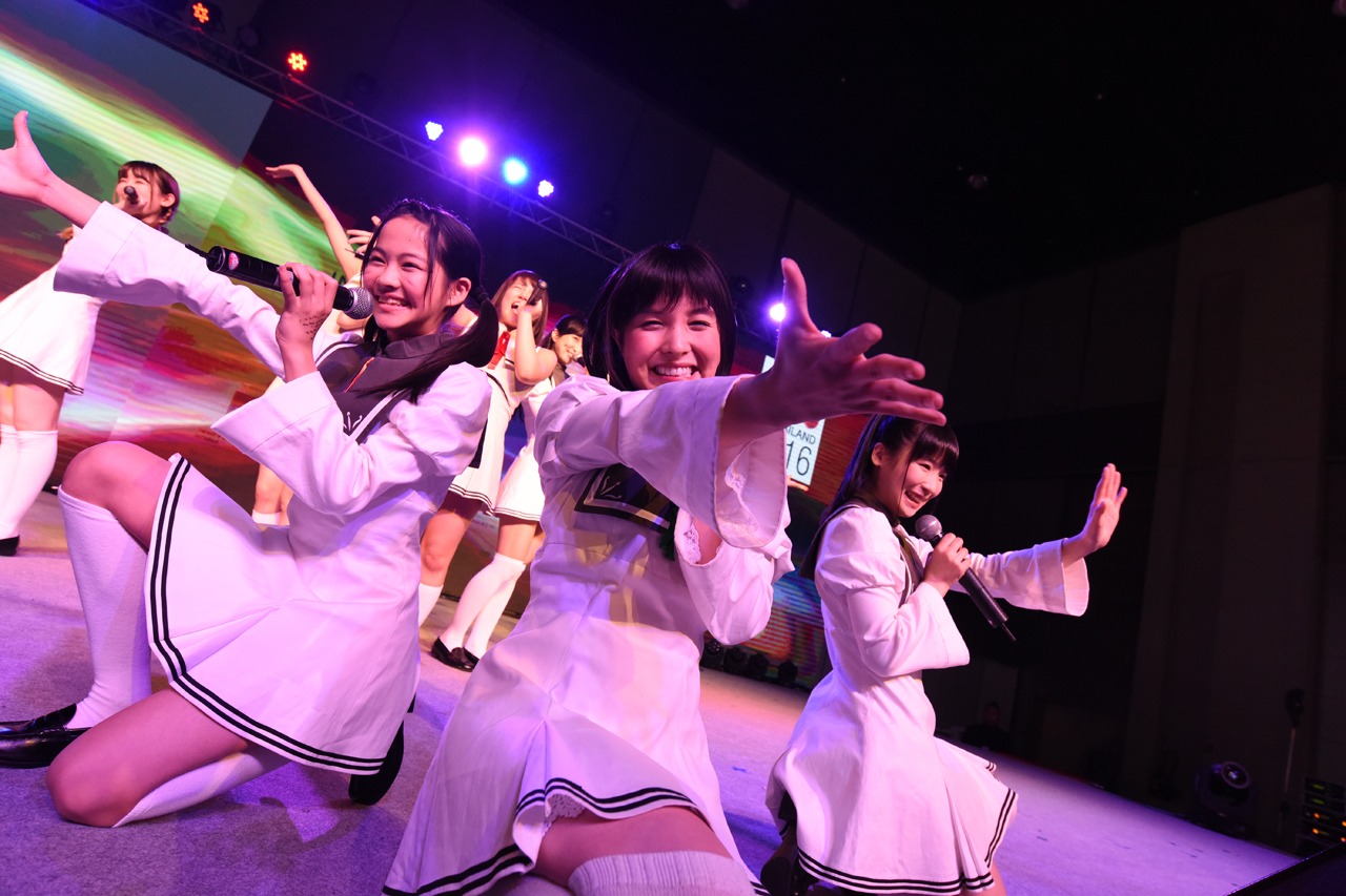 アイドルカレッジによるライブの様子。