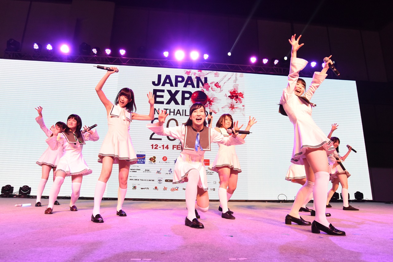 アイドルカレッジによるライブの様子。