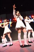 アイドルカレッジによるライブの様子。