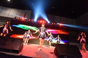 アイドルカレッジによるライブの様子。
