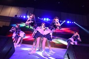 アイドルカレッジによるライブの様子。