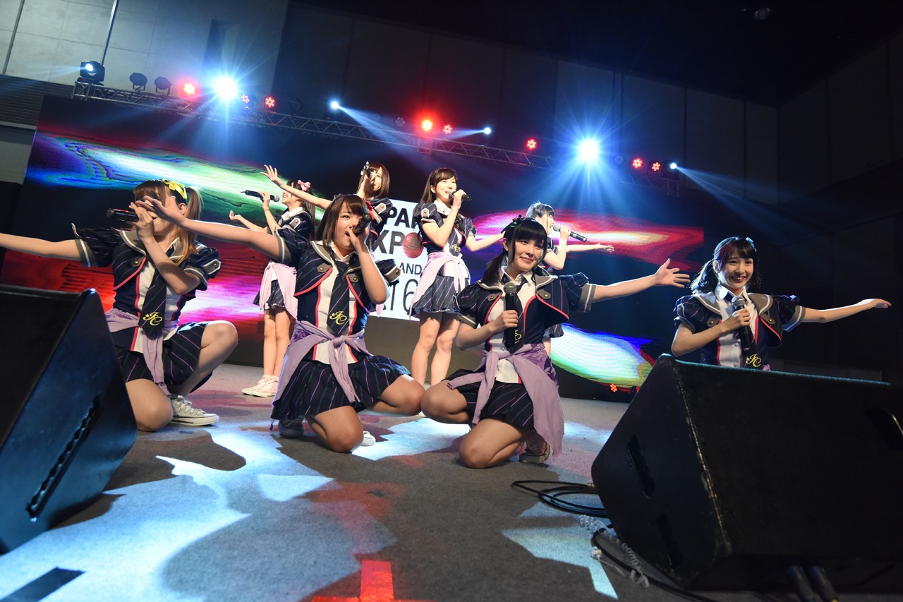 アイドルカレッジによるライブの様子。