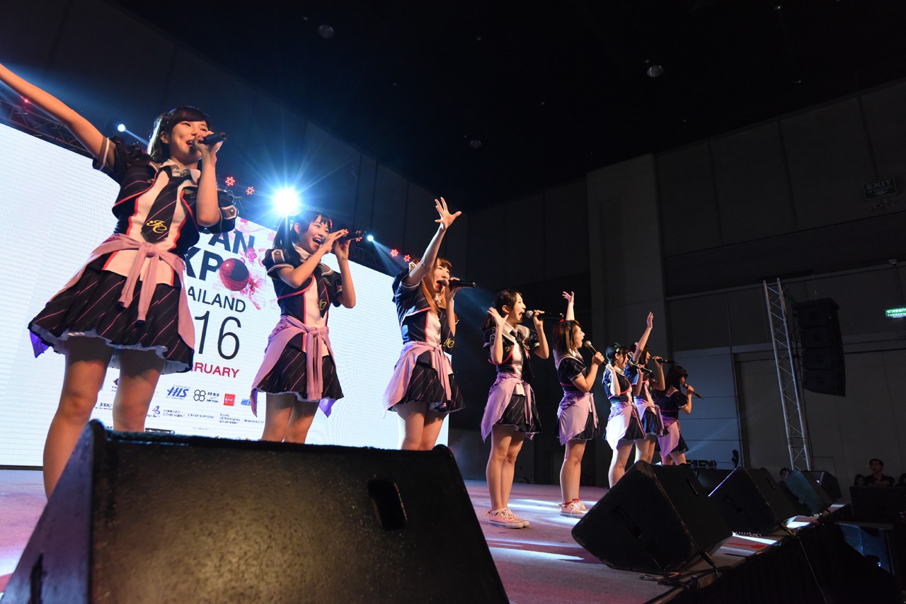 アイドルカレッジによるライブの様子。