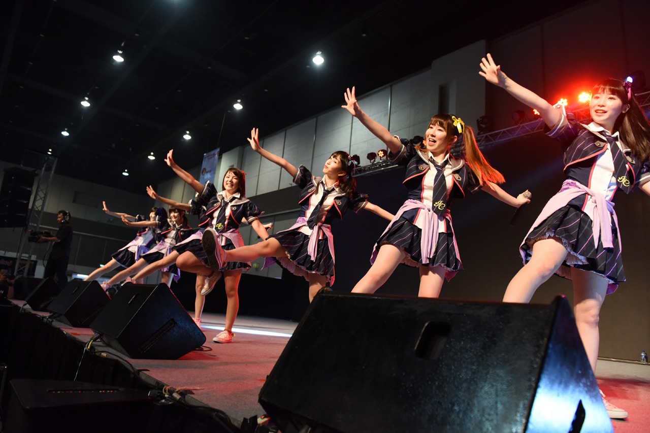 アイドルカレッジによるライブの様子。