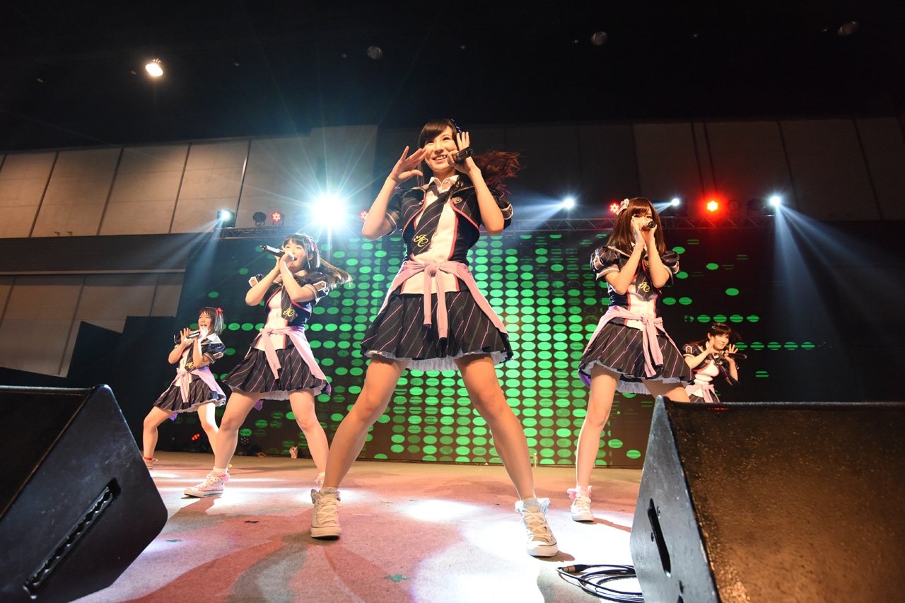 アイドルカレッジによるライブの様子。