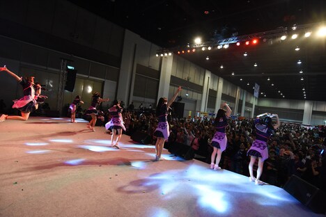 アイドルカレッジによるライブの様子。