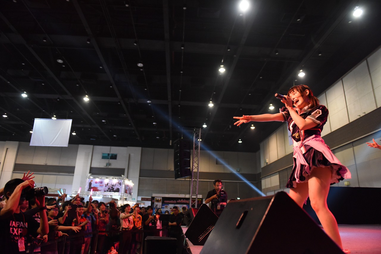 アイドルカレッジによるライブの様子。