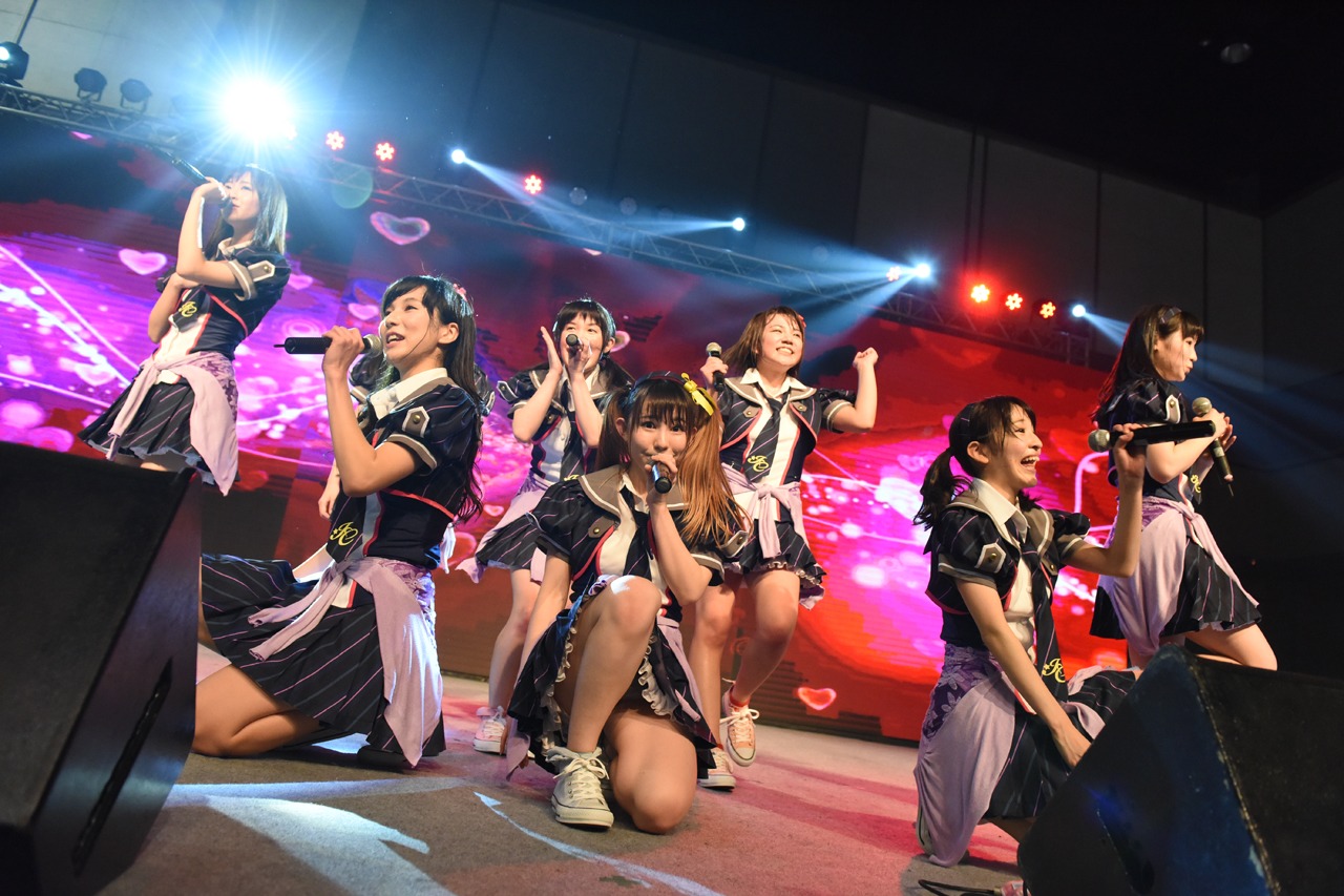 アイドルカレッジによるライブの様子。