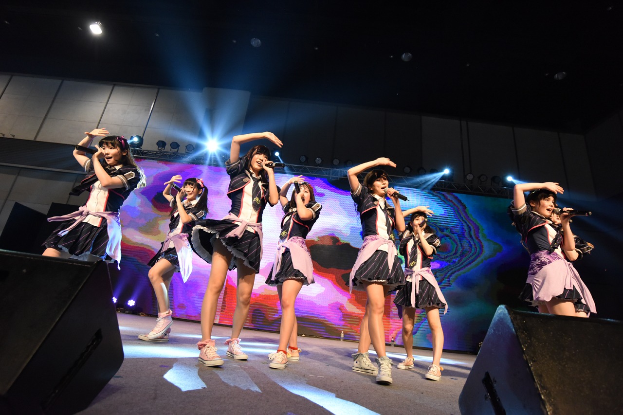 アイドルカレッジによるライブの様子。