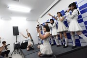 アニメイト バンコク店のイベントスペースでミニライブを行うアイドルカレッジ。