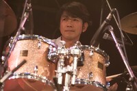 小松シゲル（Dr / NONA REEVES）。自動車免許なし。（撮影：タンベミサキ）