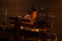 渡辺シュンスケ（Key / Schroeder-Headz）。自動車免許なし。（撮影：タンベミサキ）