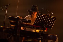 渡辺シュンスケ（Key / Schroeder-Headz）。自動車免許なし。（撮影：タンベミサキ）