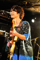 佐藤リョウスケ（Vo, G / 赤色のグリッター）（撮影：オチアイユカ）