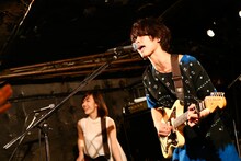 赤色のグリッター（撮影：オチアイユカ）