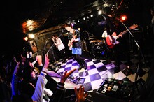 赤色のグリッター（撮影：オチアイユカ）