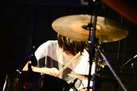 クラカズヒデユキ（Dr, Cho / 赤色のグリッター）（撮影：オチアイユカ）