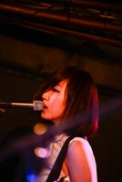 渡辺明日香（B, Cho / 赤色のグリッター）（撮影：オチアイユカ）