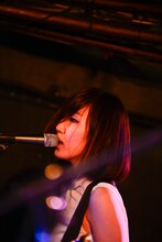 渡辺明日香（B, Cho / 赤色のグリッター）（撮影：オチアイユカ）