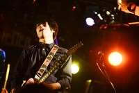 鈴木陸生（G, Cho / 赤色のグリッター）（撮影：オチアイユカ）