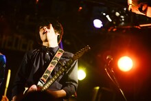 鈴木陸生（G, Cho / 赤色のグリッター）（撮影：オチアイユカ）