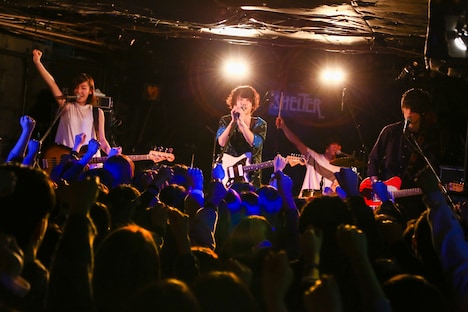 赤色のグリッター（撮影：オチアイユカ）