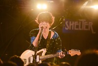 佐藤リョウスケ（Vo, G / 赤色のグリッター）（撮影：オチアイユカ）