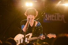 佐藤リョウスケ（Vo, G / 赤色のグリッター）（撮影：オチアイユカ）