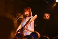 渡辺明日香（B, Cho / 赤色のグリッター）（撮影：オチアイユカ）