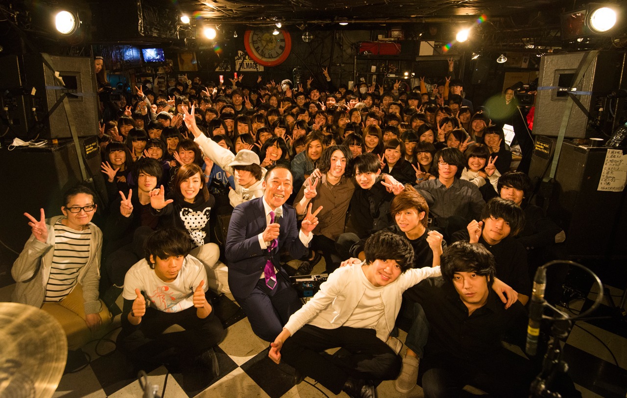 「Shout it Out ミニアルバム『Teenage』リリース記念イベント『僕たちが唄う今のこと～若者共宴編～』」終演後の記念撮影。（撮影：オチアイユカ）