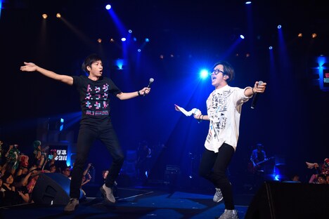 踊るチュートリアルの徳井義実（左）とBLUE ENCOUNTの田邊駿一（右）。（撮影：釘野孝宏）