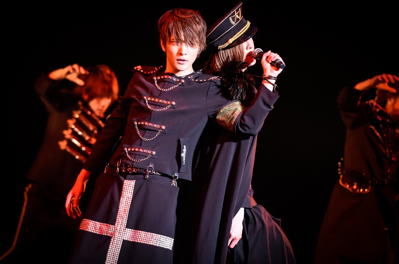 左から笠井薫明、皇坂明希。（撮影：釘野孝宏）