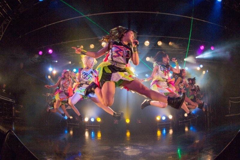 「Cheeky Parade 4周年記念LIVE＠BLAZE」の様子。（写真提供：エイベックス・ヴァンガード）