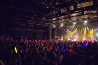 「Cheeky Parade 4周年記念LIVE＠BLAZE」の様子。（写真提供：エイベックス・ヴァンガード）