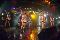 「Cheeky Parade 4周年記念LIVE＠BLAZE」の様子。（写真提供：エイベックス・ヴァンガード）