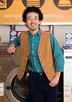 ドラマ「神奈川県厚木市 ランドリー茅ヶ崎」でランドリーのオーナー兼店長を演じる滝藤賢一。(c)2016「ランドリー茅ヶ崎」の会員・MBS