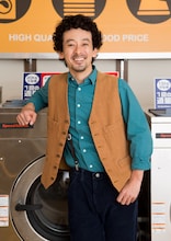 ドラマ「神奈川県厚木市 ランドリー茅ヶ崎」でランドリーのオーナー兼店長を演じる滝藤賢一。(c)2016「ランドリー茅ヶ崎」の会員・MBS