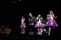 BLUE ENCOUNTとエビ中によるコラボの様子。（撮影：釘野孝宏）