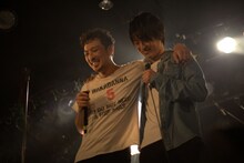 「男はつらいぜ、泣いてたまるかTOUR」東京公演の様子。左から若旦那、尾崎裕哉。（撮影：Aki Saito）