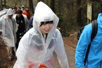 高尾山を登るちーぼう。（写真提供：YOU'LL RECORDS）