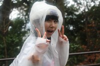 高尾山を登るちーぼう。（写真提供：YOU'LL RECORDS）